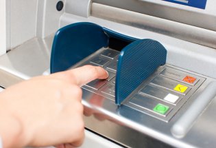 En person som tar ut penger i en minibank.