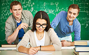 Kvinner tar flere studiepoeng enn menn
